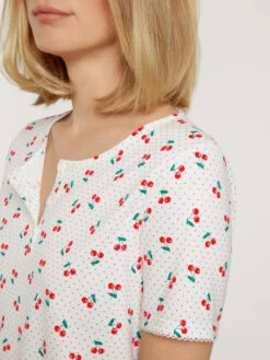 Calida Chemise De Nuit Coton Cerise FRUITY DREAMS -Velours Intime Boutique Calida Fruity Dreams Kurzarm Nachthemd Laenge 95cm rot 34353 136 2