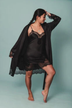 Kimono Noir En Satin Et Dentelle -Velours Intime Boutique nuisettesatin noir deshabille noirsexy 1