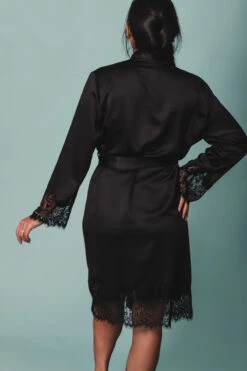 Kimono Noir En Satin Et Dentelle -Velours Intime Boutique nuisettesatin noir deshabille noirsexy 8