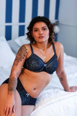 Rosa Faia Soutien-gorge Bleu Marine Emboitant Fleur